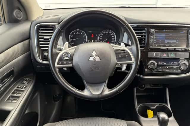 Mitsubishi Outlander (2014) thumbnail 9