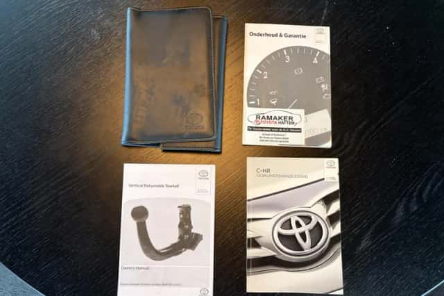 Toyota C-HR (2016) thumbnail 3