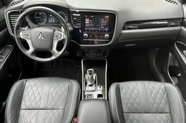 Mitsubishi Outlander (2021) thumbnail 2