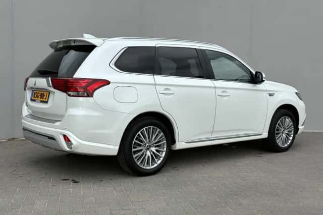Mitsubishi Outlander (2021) thumbnail 3