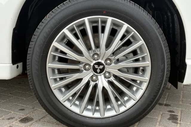 Mitsubishi Outlander (2021) thumbnail 4