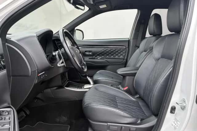 Mitsubishi Outlander (2021) thumbnail 6