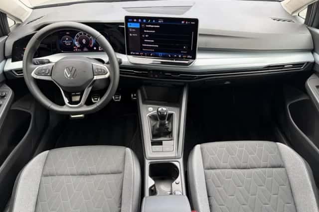 Volkswagen Golf (2025) thumbnail 2