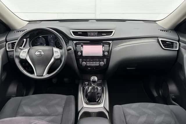 Nissan X-Trail (2017) thumbnail 2