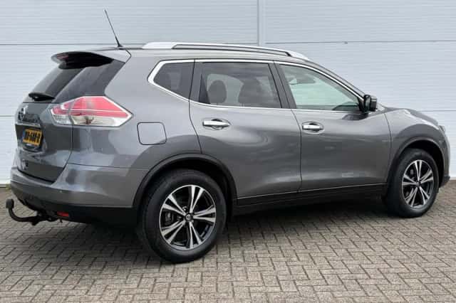 Nissan X-Trail (2017) thumbnail 3