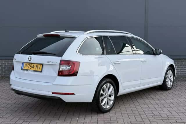 Škoda Octavia (2019) thumbnail 4