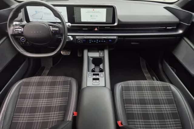 Hyundai Ioniq 6 (2023) thumbnail 2