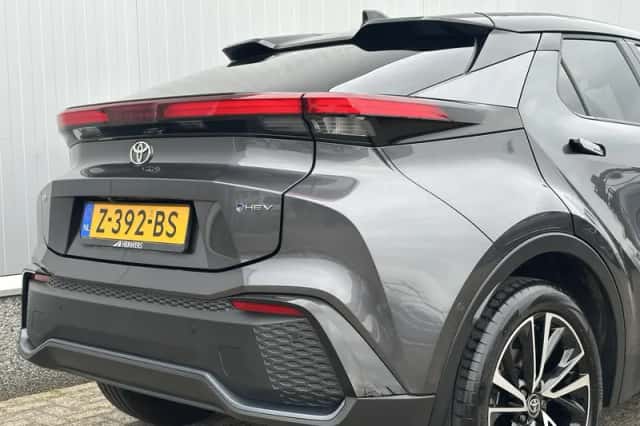 Toyota C-HR (2024) thumbnail 3