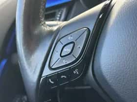 Toyota C-HR (2017) thumbnail 12