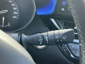 Toyota C-HR (2017) thumbnail 35