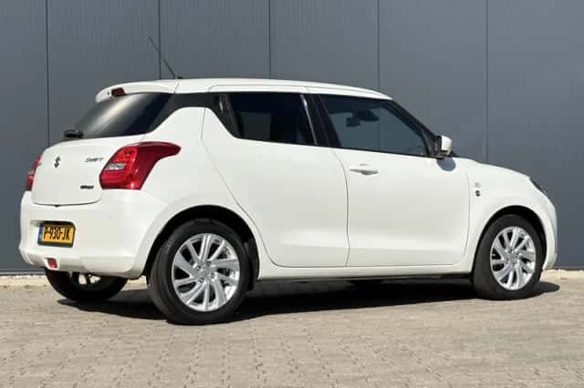 Suzuki Swift (2022) thumbnail 3