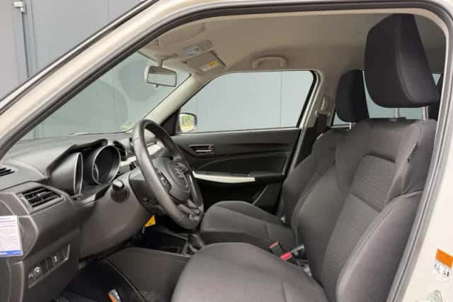 Suzuki Swift (2018) thumbnail 22