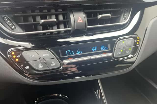 Toyota C-HR (2021) thumbnail 4