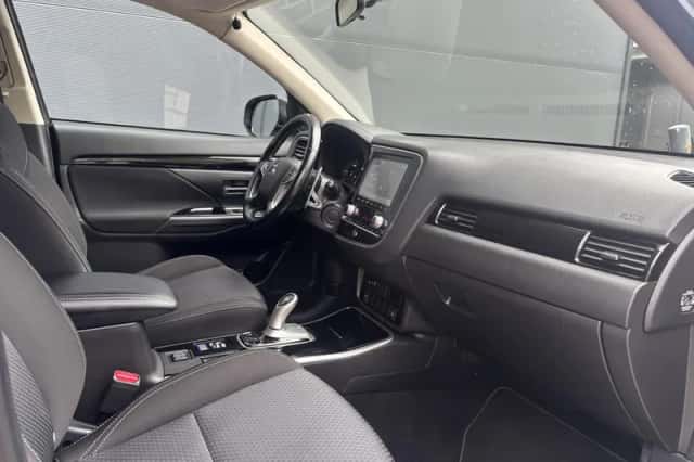 Mitsubishi Outlander (2021) thumbnail 4