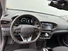Hyundai Ioniq (2017) thumbnail 2