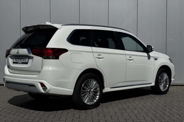 Mitsubishi Outlander (2021) thumbnail 3