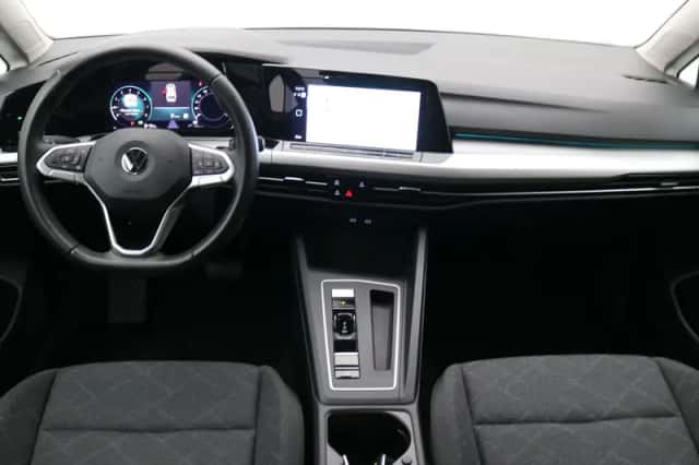 Volkswagen Golf (2021) thumbnail 2