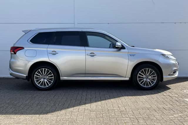 Mitsubishi Outlander (2021) thumbnail 19