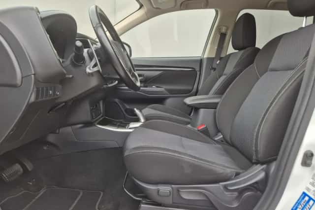 Mitsubishi Outlander (2021) thumbnail 9