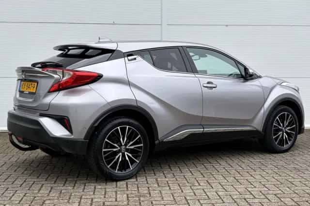 Toyota C-HR (2016) thumbnail 3