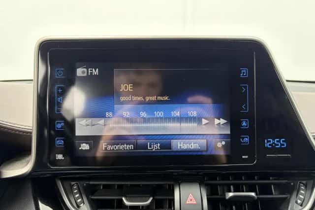 Toyota C-HR (2016) thumbnail 36