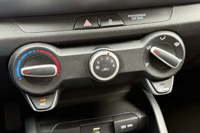 Kia Stonic (2024) thumbnail 4