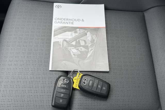 Toyota bZ4X (2023) thumbnail 5
