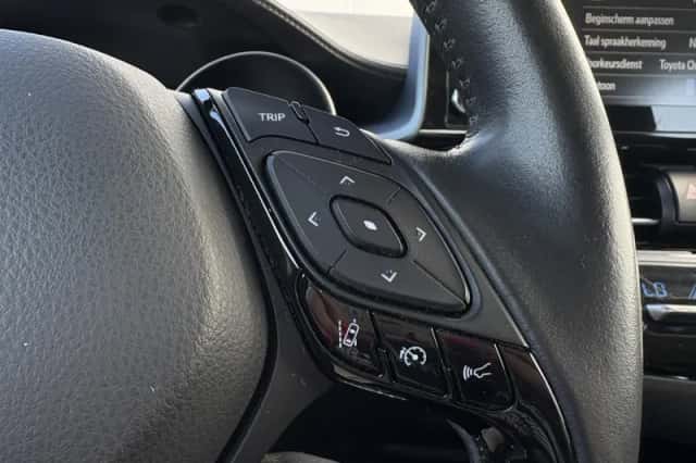 Toyota C-HR (2021) thumbnail 12
