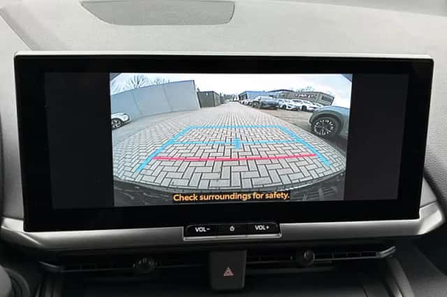 Toyota C-HR (2025) thumbnail 6