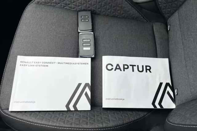 Renault Captur (2023) thumbnail 4
