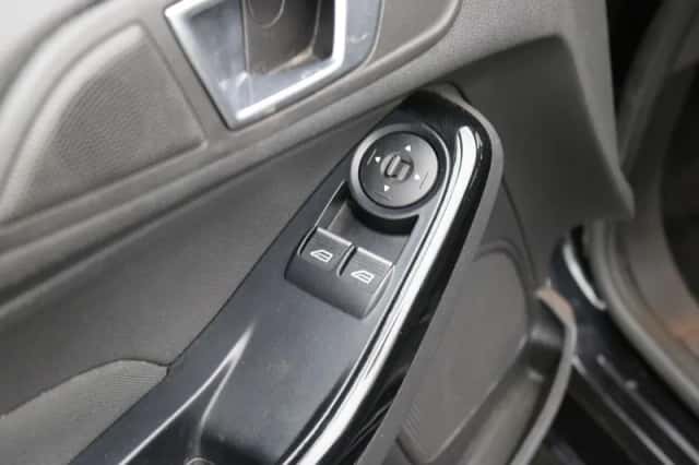 Ford Fiesta (2015) thumbnail 7