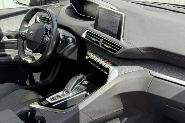Peugeot 3008 (2018) thumbnail 12