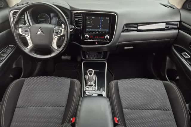 Mitsubishi Outlander (2021) thumbnail 2