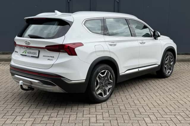 Hyundai Santa Fe (2022) thumbnail 3