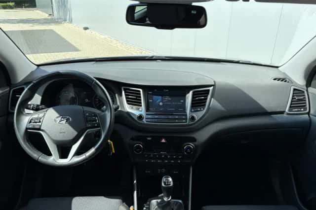 Hyundai Tucson (2015) thumbnail 2