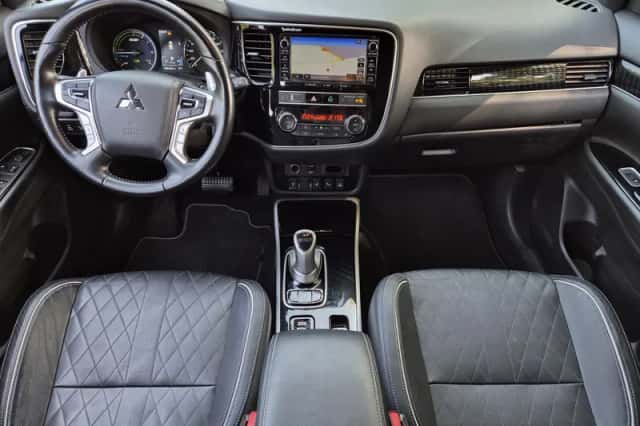 Mitsubishi Outlander (2019) thumbnail 2