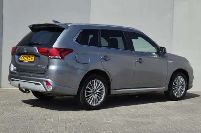 Mitsubishi Outlander (2019) thumbnail 3
