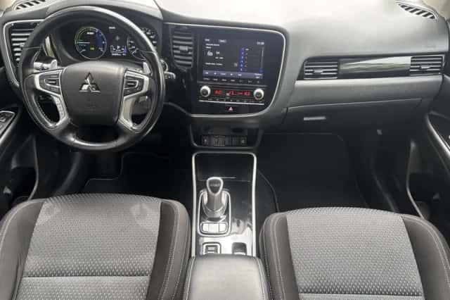 Mitsubishi Outlander (2021) thumbnail 2