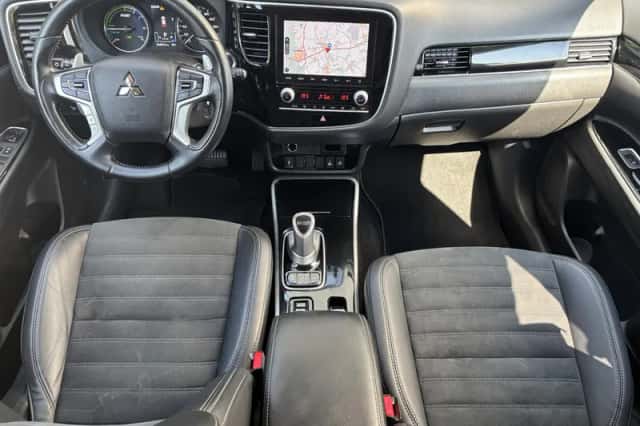 Mitsubishi Outlander (2021) thumbnail 2