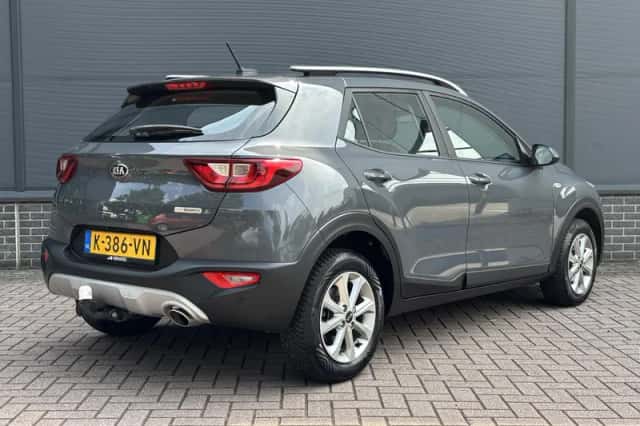 Kia Stonic (2021) thumbnail 3