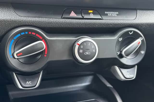 Kia Stonic (2021) thumbnail 4