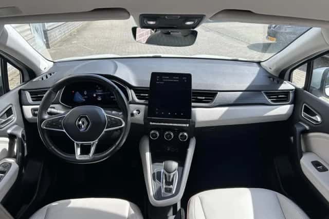 Renault Captur (2021) thumbnail 2