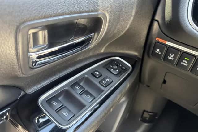 Mitsubishi Outlander (2019) thumbnail 14