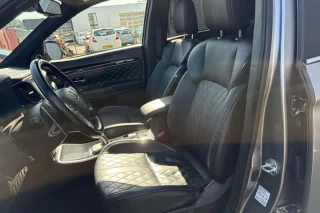Mitsubishi Outlander (2019) thumbnail 6