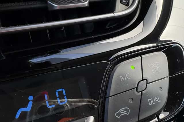 Toyota C-HR (2021) thumbnail 35