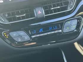 Toyota C-HR (2017) thumbnail 15