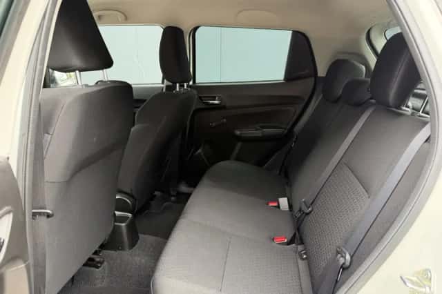 Suzuki Swift (2018) thumbnail 7