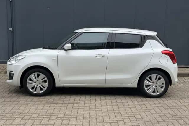 Suzuki Swift (2018) thumbnail 9