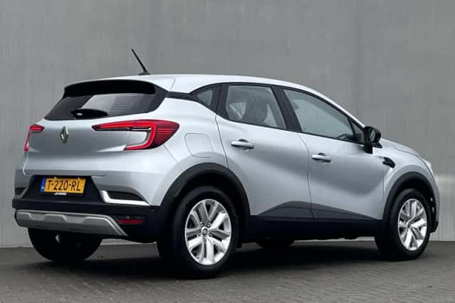 Renault Captur (2023) thumbnail 3