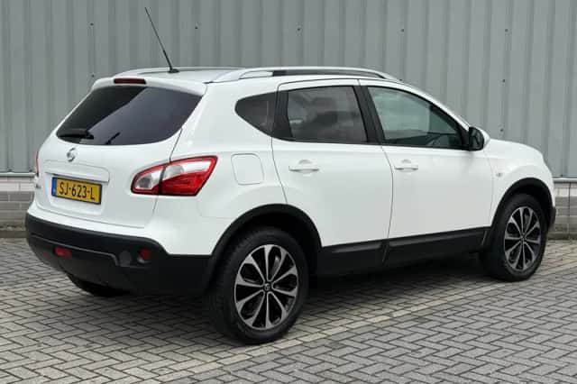 Nissan Qashqai (2011) thumbnail 3